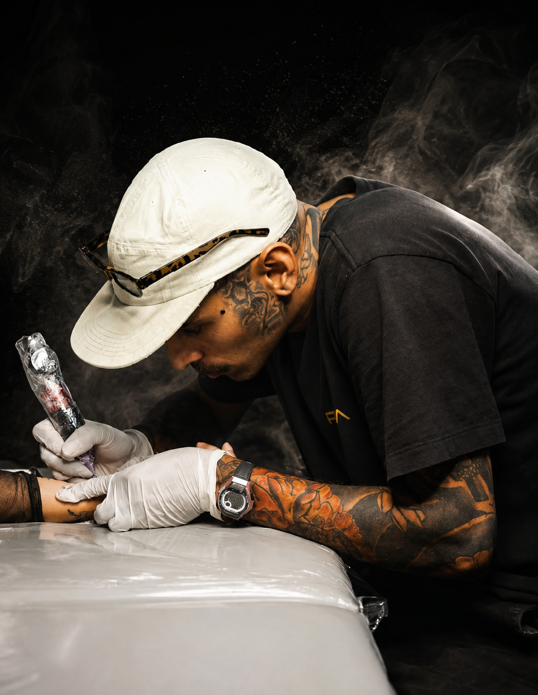 Tatuador Frasca em sessão